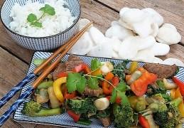 Gezonde wokschotel met gemarineerde bief reepjes en verse groenten