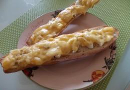 Kaas-uienstokbrood van oud stokbrood