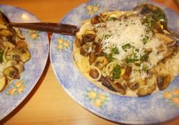 Spaghetti met paddenstoelen,  peterseliepesto en pijnboompitten