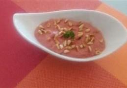Rode bietjesspread met geitenkaas en pijnboompitten