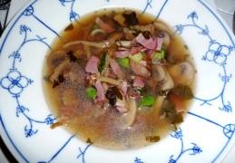 Heldere wildbouillon met paddenstoelen en gerookte eendenborst