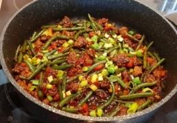 Pittig ketjapgehakt met sperziebonen, tomaat en lenteuitjess
