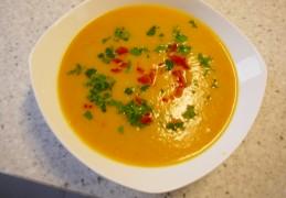 Gele Romige paprikasoep in de Carnavals kleuren met een klein Oosters accentje.