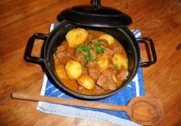 Bogr&aacute;csguly&aacute;s (Hongaarse goulash)