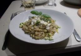 Romige risotto met courgette, basilicumpesto en burrata