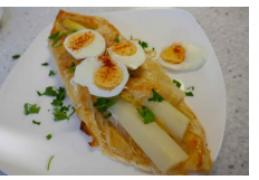 Witte asperges met mascarpone en gerookte zalm in bladerdeeg