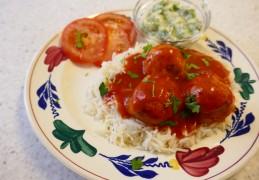 Griekse snelle citroenrijst met gehaktballetjes van kip in tomatensaus.