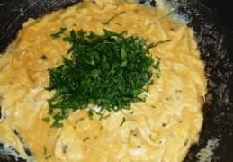 Asperges met roerei, Hollandse garnalen en gerookte zalm