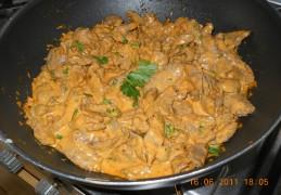 Pittige biefstukreepjes in paprika-kokossaus