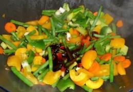 Wokschotel met garnalen, noedels en hoisinsaus Wokschotel met garnalen, noedels en hoisinsaus