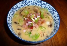 Stevige Limburgse mosterdsoep met bier, kaas, champignons en spekjes