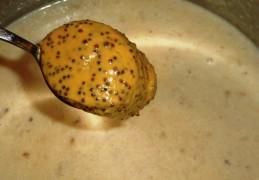 Stevige Limburgse mosterdsoep met bier, kaas, champignons en spekjes