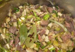 Romige gebonden wildsoep met paddenstoelen