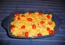 Koolrabi-aardappelgratin met spekjes en tomaatjes