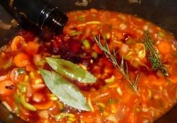 Coq au vin met cognac en paddenstoelen
