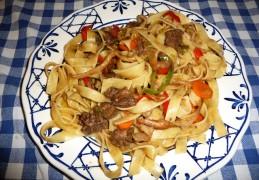 Runderstoof met veel groenten en tagliatelle (gezond en lekker)