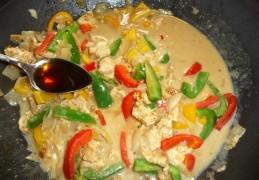 Thaise kip in groene curry kokossaus