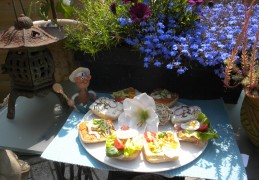 Ciabatta's versierd met zomerse kleuren