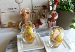 Hapje: ganzenleverpastei op een bedje van pasta met een verassing van mango
