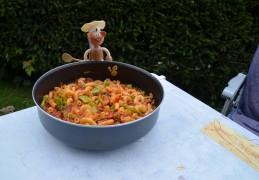 Vakantie: pasta met een tomatensausje en groenten