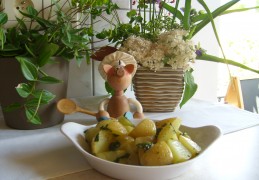 Aardappelkrieltjes in schil verwend door koriander en kruidenboter