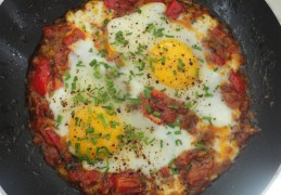 Shakshuka (eieren in lichtpittige groenten)