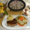 Dagschotel: aardappelpuree goed gekruid met steak natuur en frisse groenten