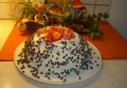 Biscuit met fruit bedolven onder de sneeuw