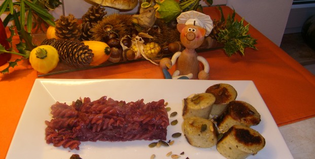 Rode kool met pasta, witte luikse worst met pitten-mix