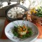 Kabeljauwsteak gepaneerd op een frisse salade