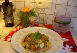 Gegrilde zeewolffilet op een bedje van pasta met groenten