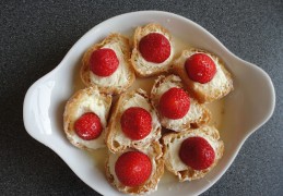 Soesjes met aardbei in vanillevlabodempje