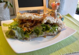 Turks brood met verse groenten en kip
