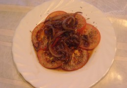 Tomatensalade met gekarameliseerde ui