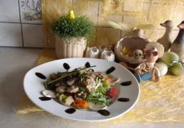Salade met lauwe kalkoenblokjes