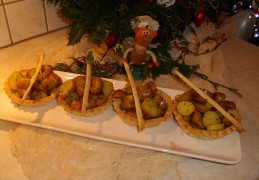 Aardappelkrieltjes in hun jasje in een hartig taartje                                  