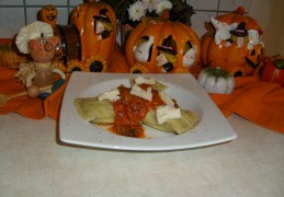 Maultaschen met een pittig tomatensausje en gorgonzola