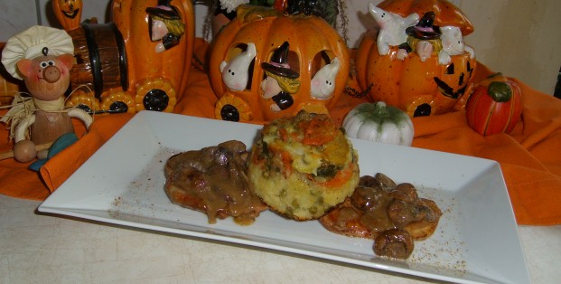 Varkenslapjes en boschampignons vergezeld van een surprise van puree