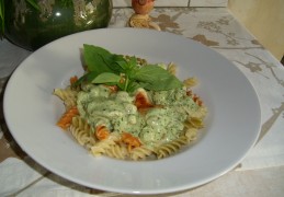 Tricolore pasta met kip vergezeld met een fris sausje