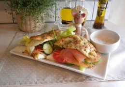 Focaccia met mozzarella, gerookte zalm en garnituren