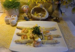 Asperges vergezeld van scampi's , pasta in gerookte zalm  