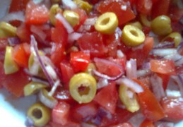 Tomatensalade met rode ui