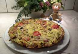 Omelet met ontbijtspek en verse lentegroenten 