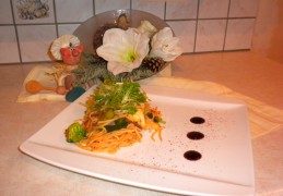 Vegetarische pasta met een coulis van rode en oranje  paprika