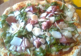 Plaatpizza met rucola en parmaham