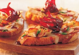 Hibiscus, brie en amandel crostini