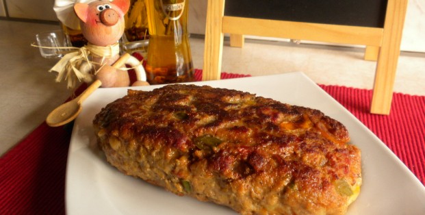 Vleesbroodje met paprika en gerookte spekblokjes