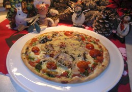Pizza rijkelijk gevuld ...en gerookte kip