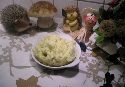 Aardappelpuree met sjalotten en gemalen kaas