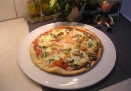 Pizza met zeevruchten en spinazie